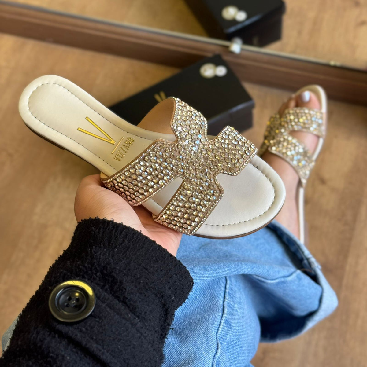 Sandália Rasteira Cravejada Vizzano (Linha Especial de Ano Novo)