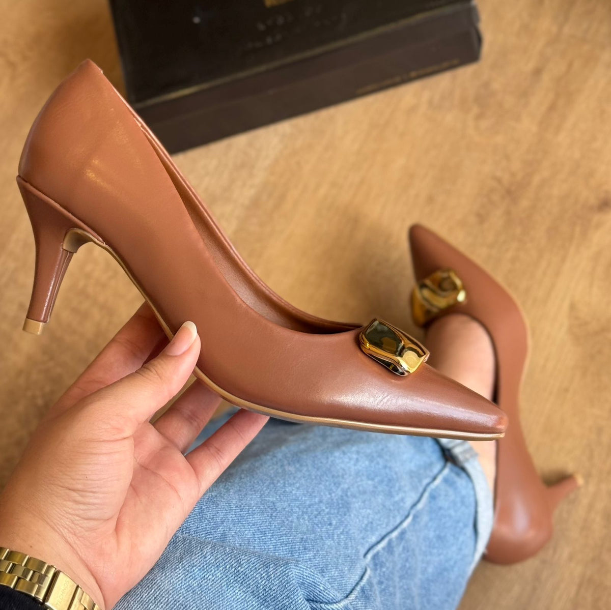 Scarpin Vizzano Bico Fino Detalhe Dourado 1185.1445