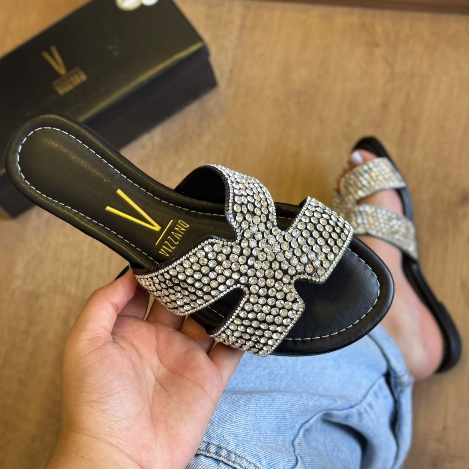 Sandália Rasteira Cravejada Vizzano (Linha Especial de Ano Novo)