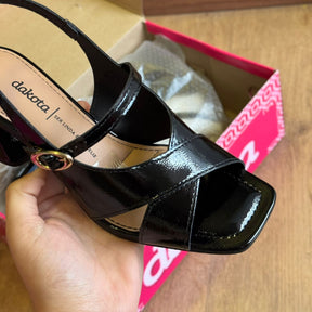 Sandália Dakota de Salto Bloco Tiras Cruzadas Y9201