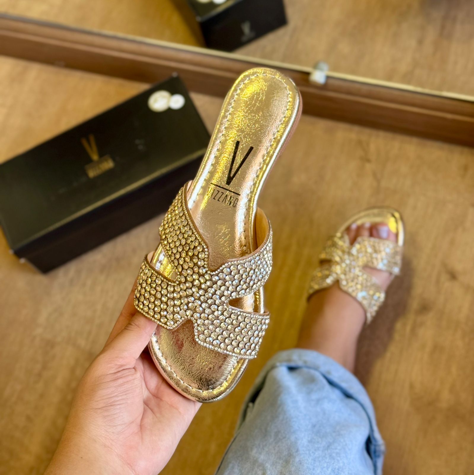 Sandália Rasteira Cravejada Vizzano (Linha Especial de Ano Novo)