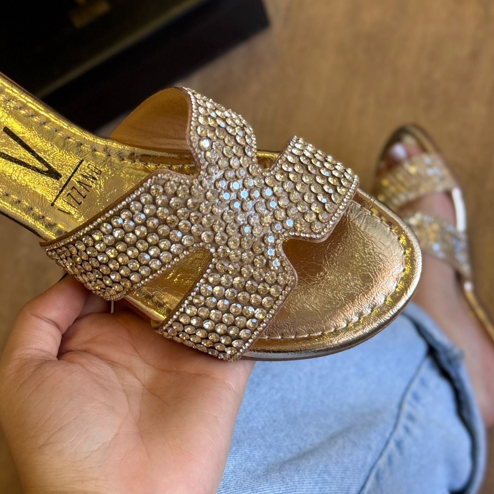 Sandália Rasteira Cravejada Vizzano (Linha Especial de Ano Novo)