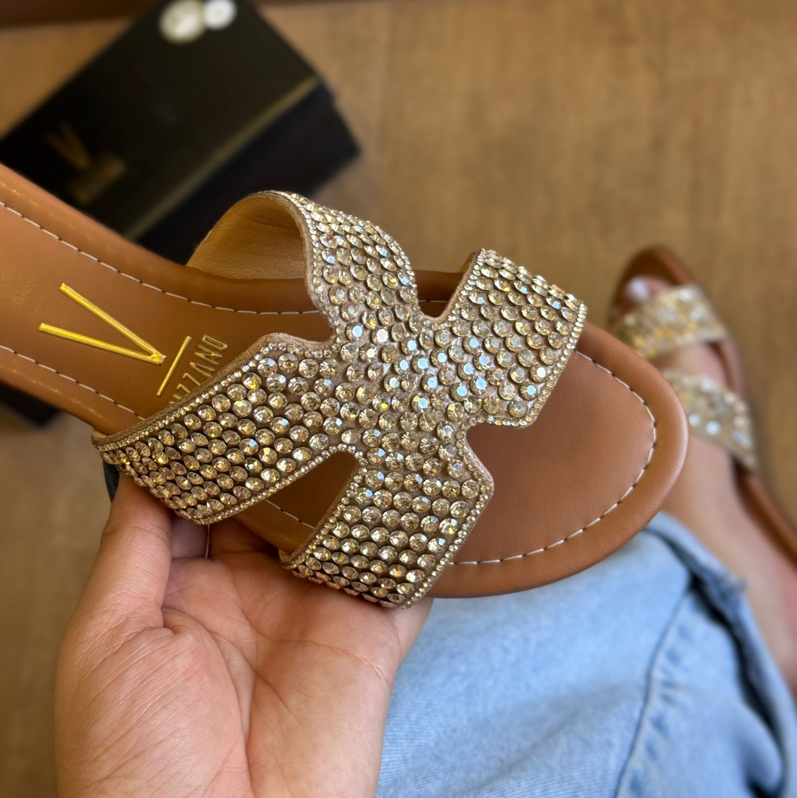 Sandália Rasteira Cravejada Vizzano (Linha Especial de Ano Novo)