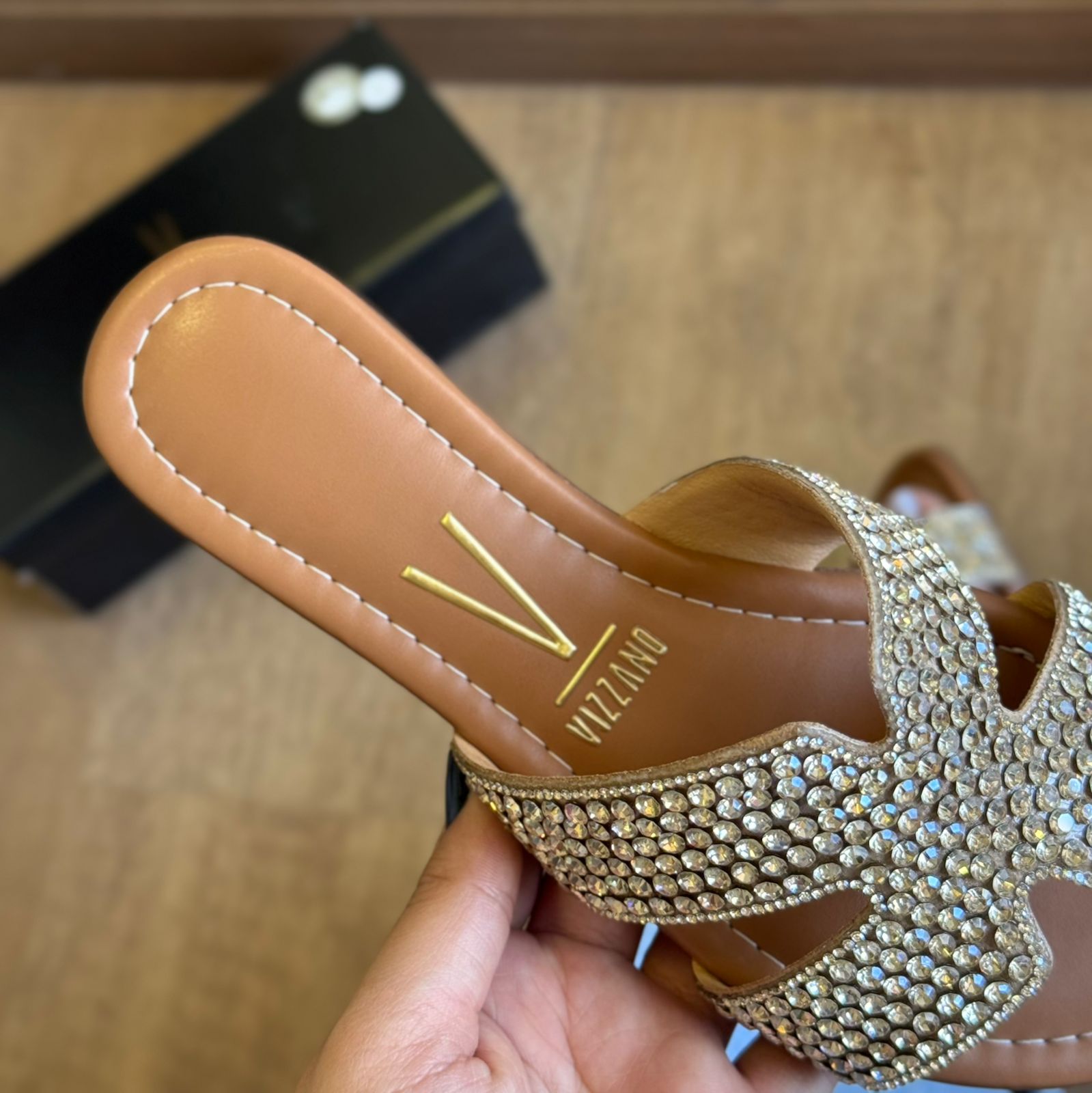 Sandália Rasteira Cravejada Vizzano (Linha Especial de Ano Novo)