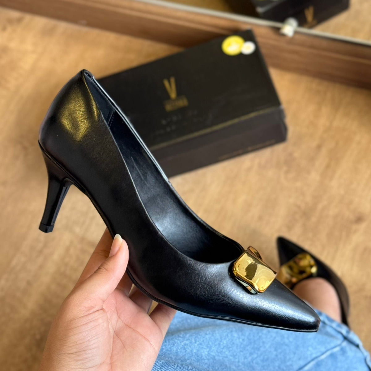 Scarpin Vizzano Bico Fino Detalhe Dourado 1185.1445