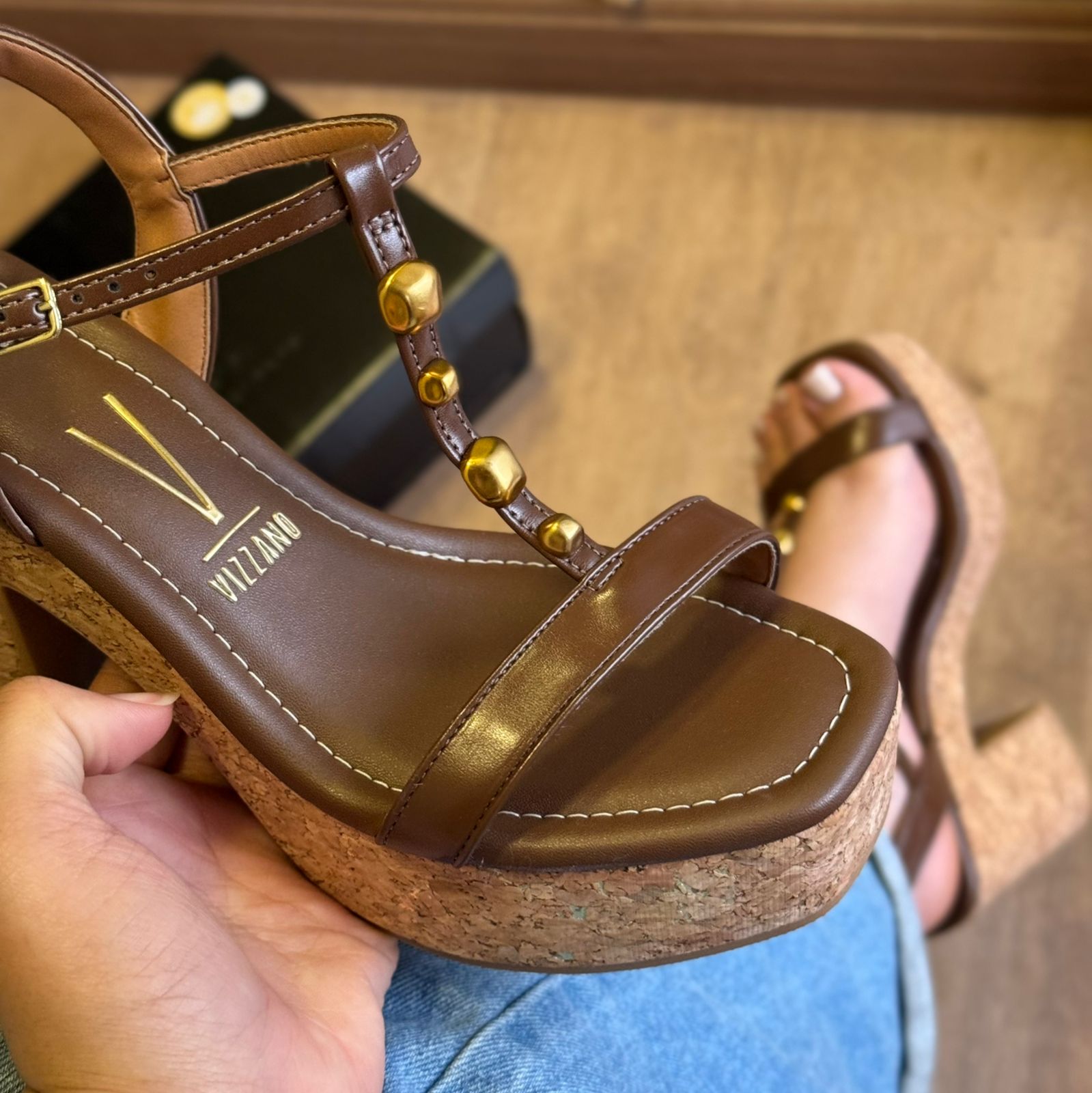 Sandália Vizzano Salto Bloco Detalhe Dourado nas Tiras 6541.101